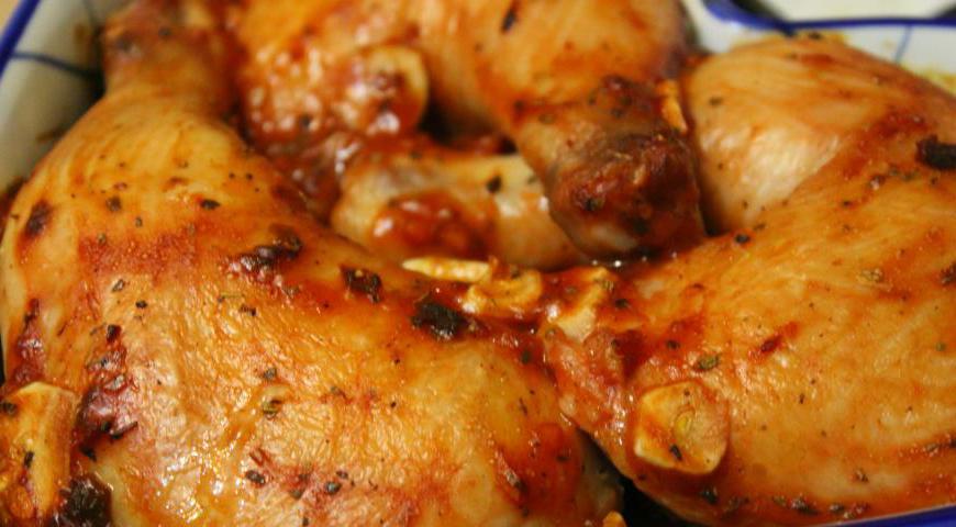 Духовку разогрейте до 180°C. Поместите форму с окорочками внутрь и запекайте около 60 минут. За 15 минут до окончания увеличьте температуру до 210–220°C, чтобы образовалась красивая румяная корочка.