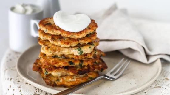 Вкусные куриные оладушки с чесноком и зеленью на завтрак
