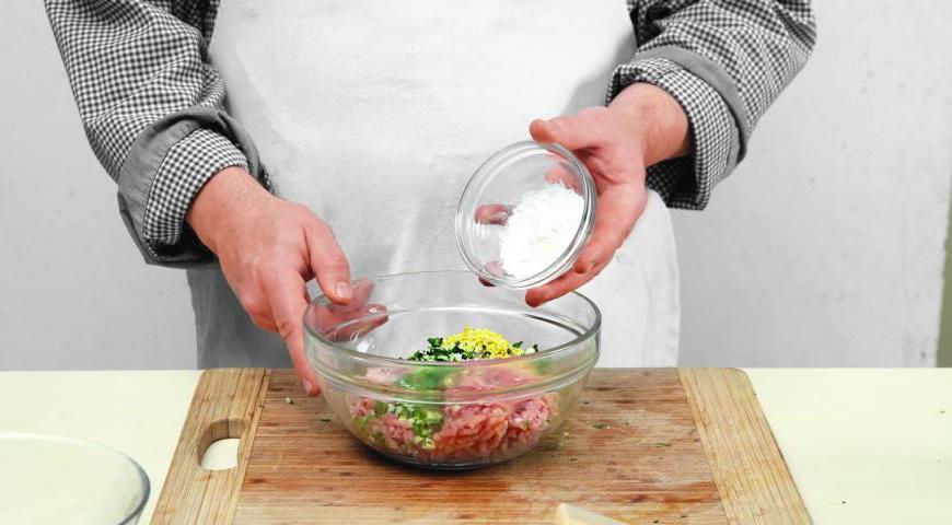 Нарежьте куриную грудку на небольшие кусочки и пропустите через мясорубку. Добавьте мелко нарезанный чеснок, петрушку и цедру лимона. Посолите, поперчите, введите немного крахмала и тщательно вымесите до однородной массы.