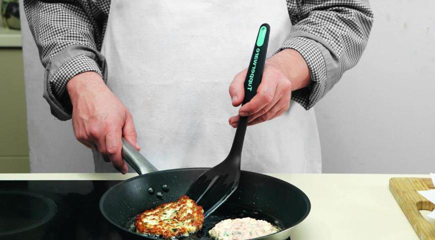Разогрейте сковороду с маслом, выложите тесто ложкой и обжаривайте до золотистого цвета с каждой стороны. После готовки поместите оладьи на бумажную салфетку, чтобы убрать излишки жира. Подавайте горячими с соевым соусом или хреном.