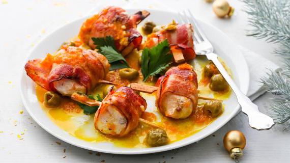 Ароматные куриные рулетики с оливками и сочным апельсиновым соусом
