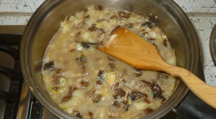 На сковороде разогрейте масло, обжарьте лук и чеснок до мягкости. Добавьте подготовленные грибы и тимьян. Влейте жидкость из-под грибов, вино и куриный бульон. Тушите до уменьшения объема вдвое.