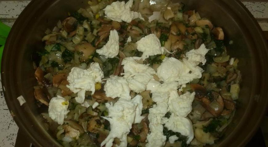 Остудите начинку, смешайте с моцареллой, добавьте соль и перец по вкусу.