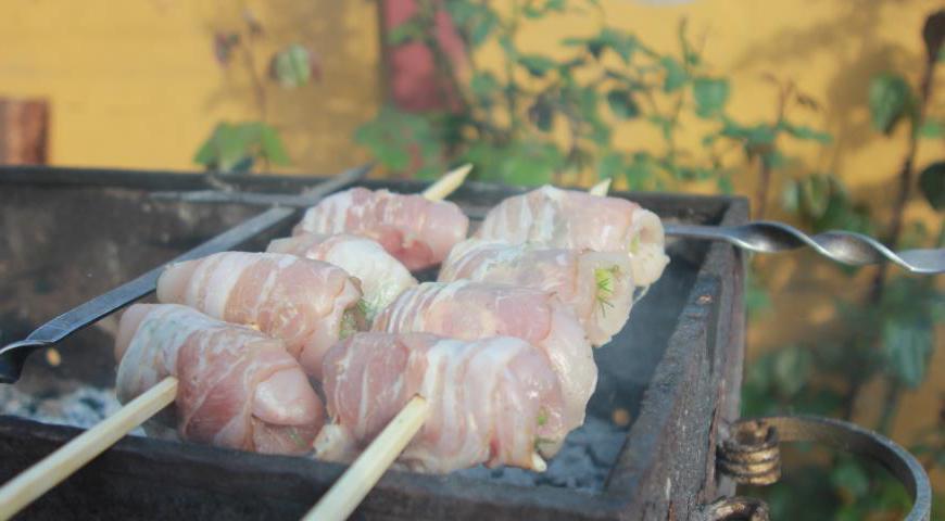 Каждый пласт курицы солим, посыпаем итальянскими травами и кладем внутрь стебель ревеня. Заворачиваем филе в виде рулета, формируя плотные заготовки.