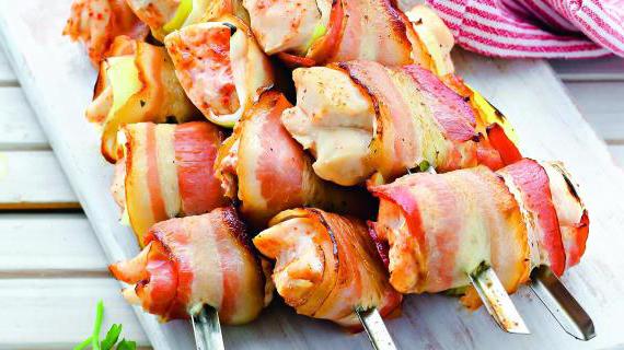Ароматные куриные шашлычки с луком-пореем и можжевельником