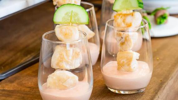 Вкусные куриные шашлычки с хрустящим огурцом и острым соусом