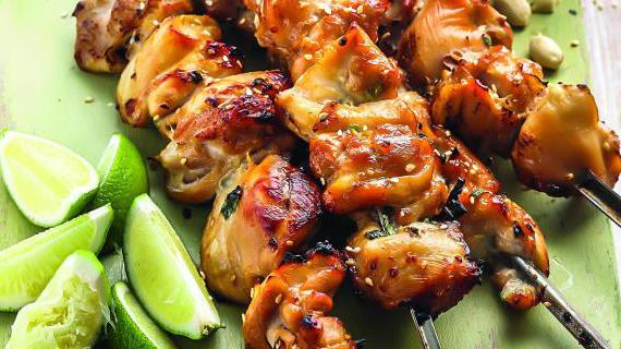 Вкусные куриные шашлыки с рисовым салатом и арахисовым соусом: идеальный ужин для всей семьи