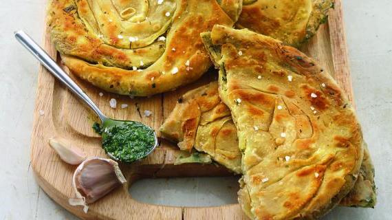 Нежные ароматные лепешки с зеленым маслом для праздничного ужина