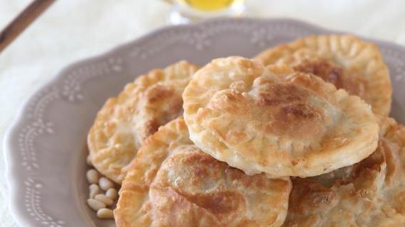 Вкусные ливанские пирожки с финиками и кедровыми орехами — идеальное угощение для любого времени дня