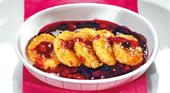 Ароматные манные биточки с ягодным киселем – вкусное и нежное лакомство для всей семьи