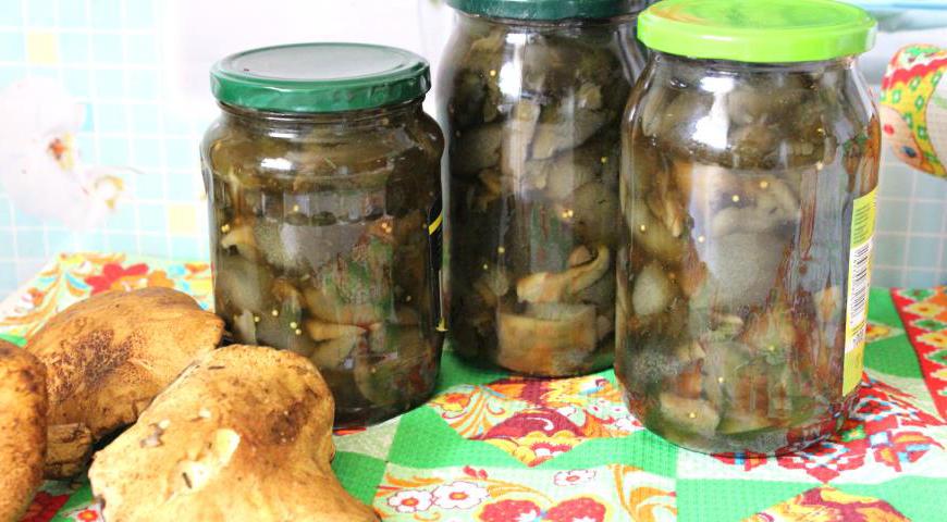 После остывания банки можно убрать на хранение в прохладное место. Маринованные моховики будут готовы к употреблению через 1–1.5 месяца. Приятного аппетита и удачных заготовок!