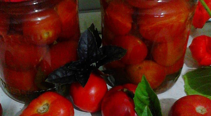 После остывания банки можно убирать на хранение. Вкусные и ароматные помидоры с базиликом готовы!