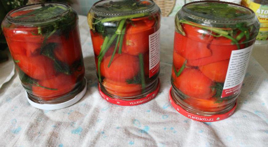 Закройте банки герметичными крышками, переверните вверх дном и укутайте полотенцем или одеялом. Оставьте остывать при комнатной температуре.