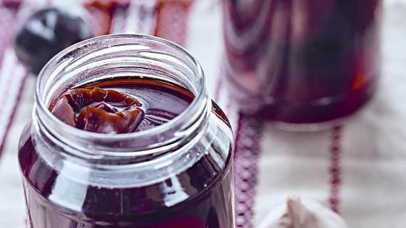 Ароматные маринованные сливы с чесноком на зиму