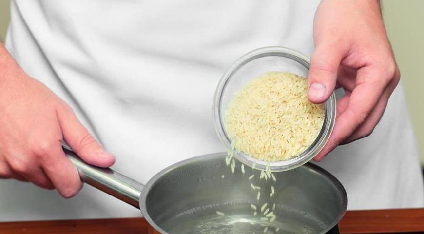 Разогрейте сковороду с оливковым маслом и обжаривайте порцию медальонов по 4 минуты с каждой стороны. Перекладывайте готовые куски на тарелку, накрыв фольгой для сохранения тепла. Повторите процедуру со следующими порциями.