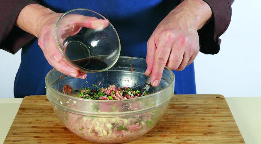 Пропустите мясо через мясорубку с крупной решеткой или порубите тяжелым ножом в фарш. Очистите и натрите на мелкой терке имбирь и чеснок. Очень мелко порубите зеленый лук. Смешайте фарш с имбирем, чесноком и зеленым луком, приправьте соевым соусом, солью и перцем.