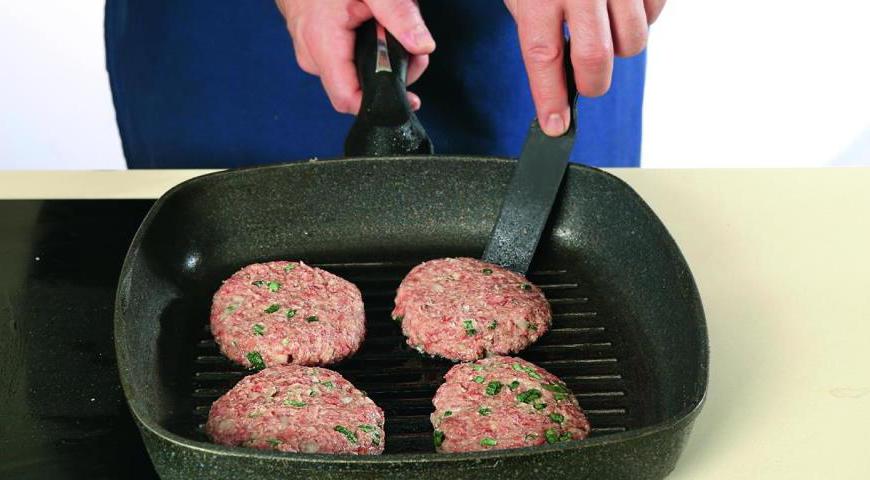 Разогрейте сковороду-гриль и обжарьте котлетки из свинины, по 4 минуты с каждой стороны, два раза перевернув.