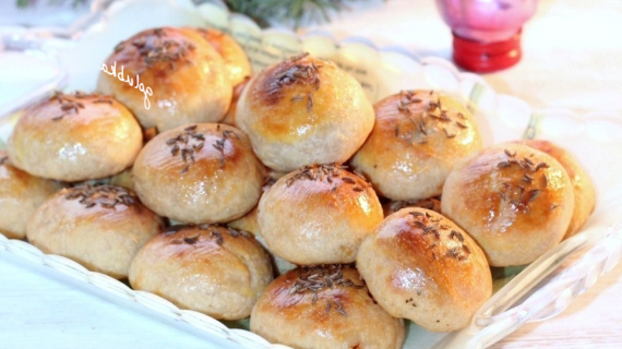 Ароматные мини-пирожки с вялеными томатами и курицей