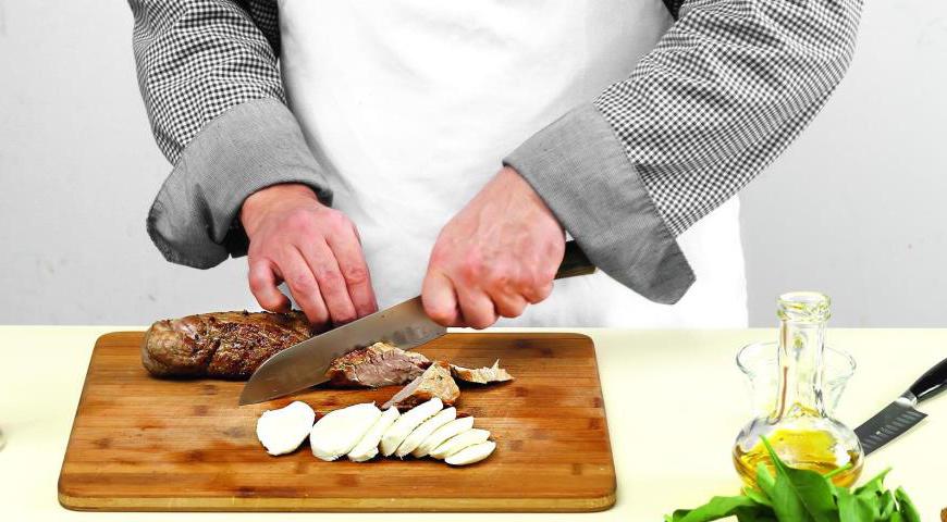 Нарежьте моцареллу толстыми круглыми пластинами. Мясо нарежьте тонкими ломтиками для равномерного распределения вкуса.