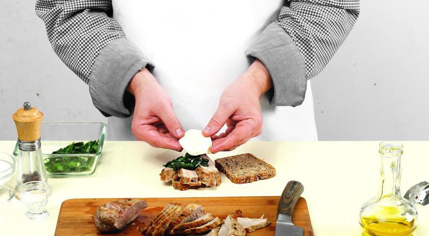 На каждый кусок хлеба выложите несколько ломтиков мяса, тушеный шпинат и кружки моцареллы. Накройте второй половинкой хлеба и подавайте сразу же к столу.