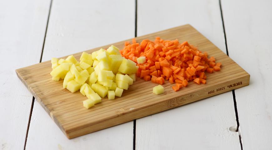 Начните с подготовки продуктов: очистите морковь и нарежьте ее мелкими кубиками. Яблоки промойте, удалите сердцевину и порежьте на небольшие кусочки. В глубокой сковороде или сотейнике растопите 2 столовые ложки сливочного масла, добавьте морковь и залейте молоком. Тушите на среднем огне около 5 минут, пока морковь не станет мягкой.