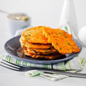 Вкусные морковные драники, приготовленные в мультиварке — простой и ароматный рецепт