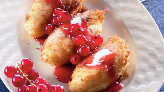 Ароматные ньокки из манной крупы с соусом из черной смородины