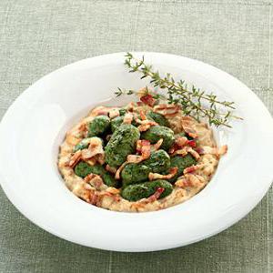 Ароматные ньокки с шпинатом, хрустящим беконом и чесноком