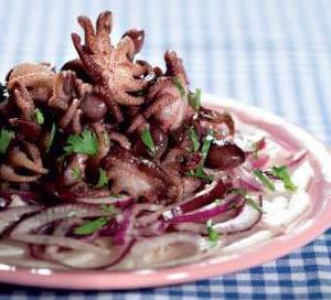 Ароматные осьминожки с луком, дайконом и изысканным соусом тосадзу