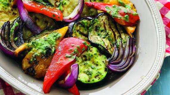 Ароматные овощи на гриле с соусом из свежего базилика — вкусное и полезное блюдо для всей семьи