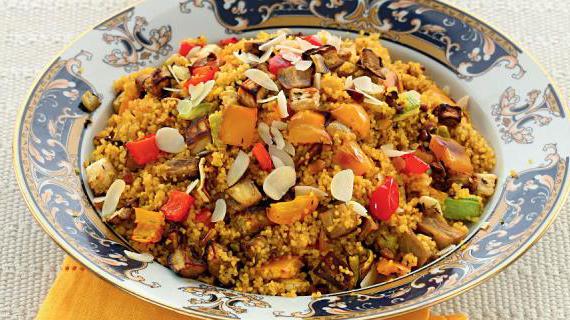 Вкусное вегетарианское блюдо: ароматные овощи, приготовленные в карри с кускусом и йогуртовым соусом