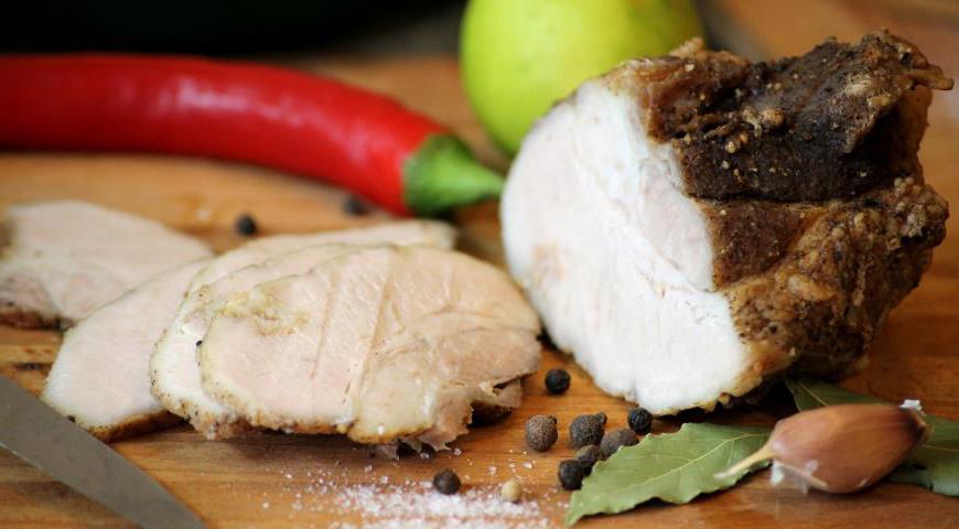 После запекания дайте мясу немного остыть, затем нарежьте его тонкими ломтиками. Выделившийся жир и сок можно использовать для приготовления других блюд, например, картофеля или овощей.