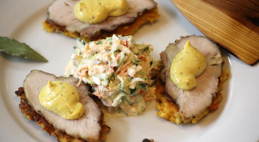 Если хотите разнообразить вкус, приготовьте соус: смешайте 2 ч. л. горчицы, 1 ч. л. горчичных зёрен, 1 ст. л. оливкового масла, 1 ч. л. винного уксуса и 2 желтка от варёных яиц. Нанесите соус на грудинку и подавайте салат отдельно.