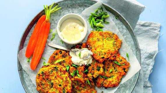 Вкусные овощные оладьи с морковью и чесноком: изысканный вариант для семейного ужина