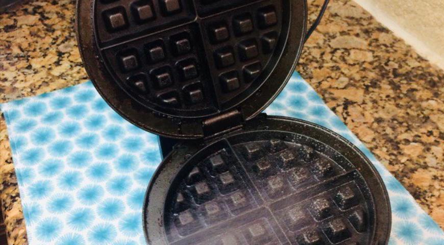 Откройте крышку устройства и слегка смажьте рабочие поверхности маслом с помощью кисточки или спрея.