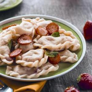 Ароматные паровые вареники с сочной клубникой — домашний рецепт на скорую руку