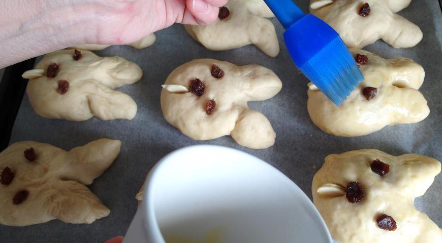 Смешайте яичный желток с молоком и аккуратно смажьте каждую заготовку. Выпекайте в предварительно разогретой духовке при 170–175 °C в течение 20–25 минут до золотистого цвета.