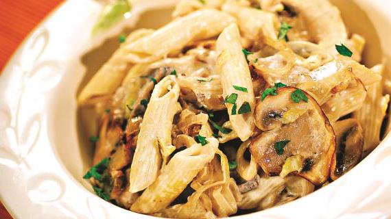 Ароматные перья с грибами, луком-пореем и сыром маскарпоне