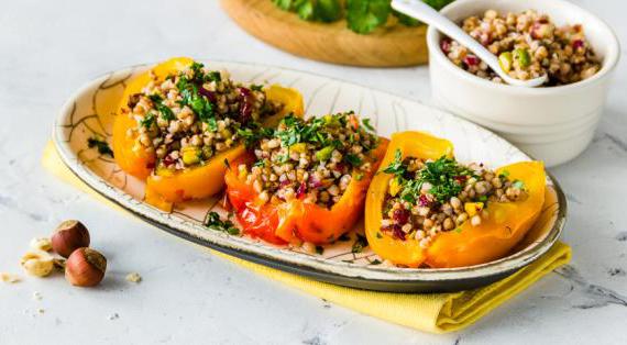Ароматные перцы, фаршированные гречкой с орехами и сладкими финиками