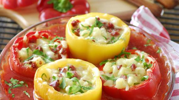 Ароматные перцы, фаршированные картофельной начинкой с чоризо и сыром гауда