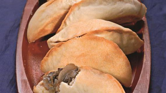 Вкусные пирожки с грибами и сыром — идеальное блюдо для уютного вечера или семейного обеда