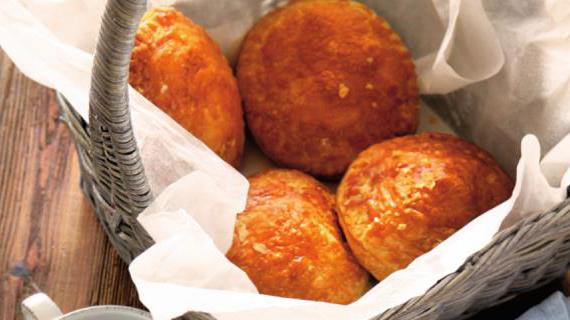Ароматные пирожки с индейкой, карри и копчёным беконом
