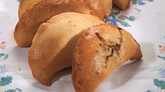 Ароматные пирожки с куриной печенью и голубым сыром