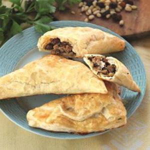Удивительные пирожки с мясом, изюмом и кедровыми орехами — уникальный вкус для любого случая