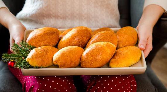 Ароматные пирожки с нежной рисово-яичной начинкой и свежим зеленым луком