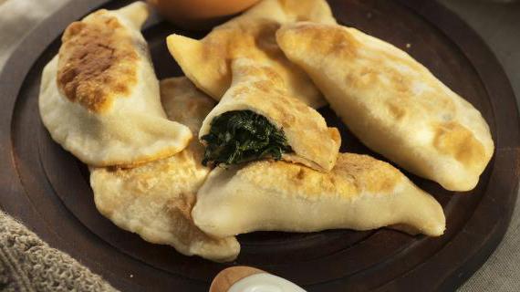 Вкусные и ароматные пирожки с овощной зеленью — идеальный выбор для семейного ужина или дачи