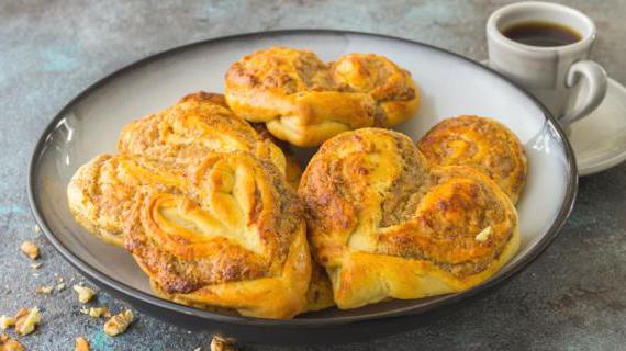 Ароматные плюшки с ореховой начинкой для чаепития