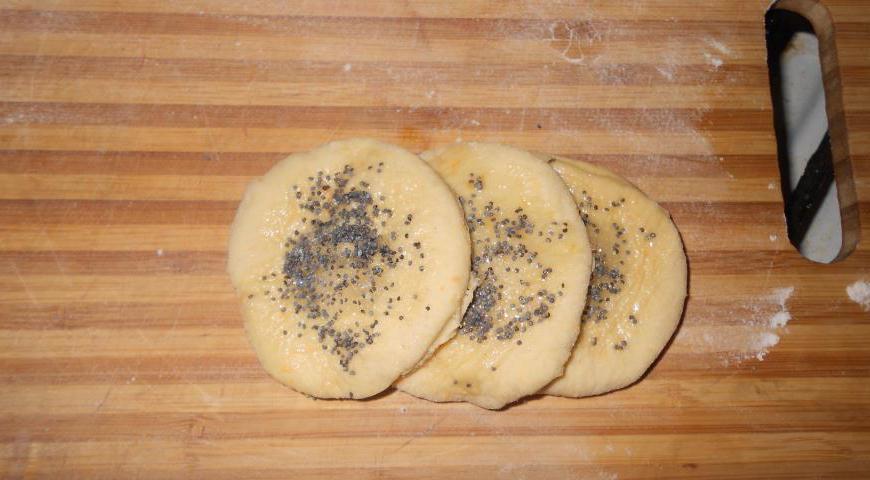 Каждый кружок смажьте растительным маслом, посыпьте сахаром и маком. Сложите по три кружочка друг на друга.