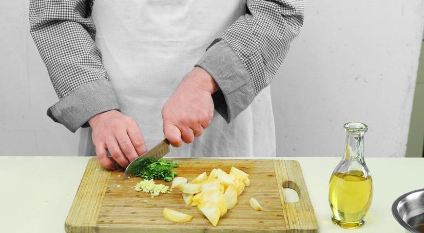 Репу очистите и нарежьте дольками, быстро обжарьте в растительном масле. Зелень мелко нашинкуйте. Чеснок раздавите и тонко нарежьте.