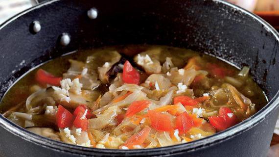 Ароматные постные щи с квашеной капустой и белыми грибами